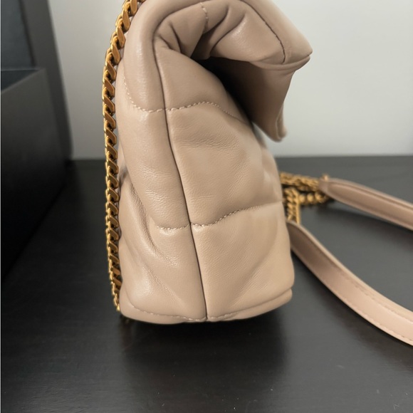Saint Laurent TOY PUFFER IN LAMBSKIN
DARK BEIGE. With one cross body strap. - Picture 4 of 8